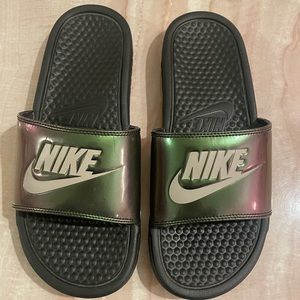 Nike Women’s Benassi Slides Size 8